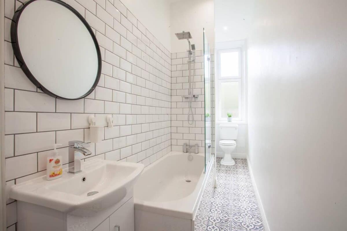 Modern, Light-Filled And Sleek West End Apartment Glasgow Zewnętrze zdjęcie